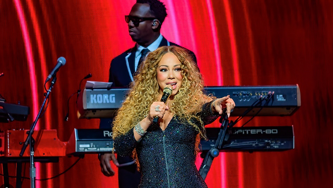 #mariah マライア・キャリー、横浜初日公演レポ。音楽の才能と美貌に恵まれた歌姫による4幕構成のステージ 4幕構成のステージ 21世紀の名盤中の名盤、『MIMI (The Emancipation of Mimi)』の20周年を記念する『The Celebration of MIMI』のツアーで世界を周りながら、16作目『Here It For All』を9月26日にドロップする離れわざをやってのけた、マライア・キャリー。 10月28日のジーライオンアリーナ神戸からスタートした日本公演の中日、Kアリーナ横浜はソールドアウト。2018年ジャパンツアーの東京公演は、武道館だった。歴史ある武道館に足を運ぶのは毎回楽しいが、Kアリーナはさらにキャパが大きく、新しめの会場で音響がいい。マライアの声を堪能するには、よりふさわしいセッティングだ。 今回のツアーの土台は、2024年4月からスタートしたラスヴェガスのレジデンシー公演である。「アクト1」から「アクト4」までの4幕構成、つまりゆるく起承転結をつけている。ヒップホップを取り入れたよりモダンな“MIMI”としての20年間をセレブレートしながら、90年代を制した歌姫の側面もしっかり想い起こし、そして新章としての『Here It For All』も聴かせる、とても凝った構成なのだ。 マライア・キャリーがプロデュースも手がけるシンガー・ソングライターであるのは、ファンならよく知っている事実。そこに舞台演出家、ヴィジュアル・アーティストとしての才能をも発揮しているのが、2010年代以降のマライアである。