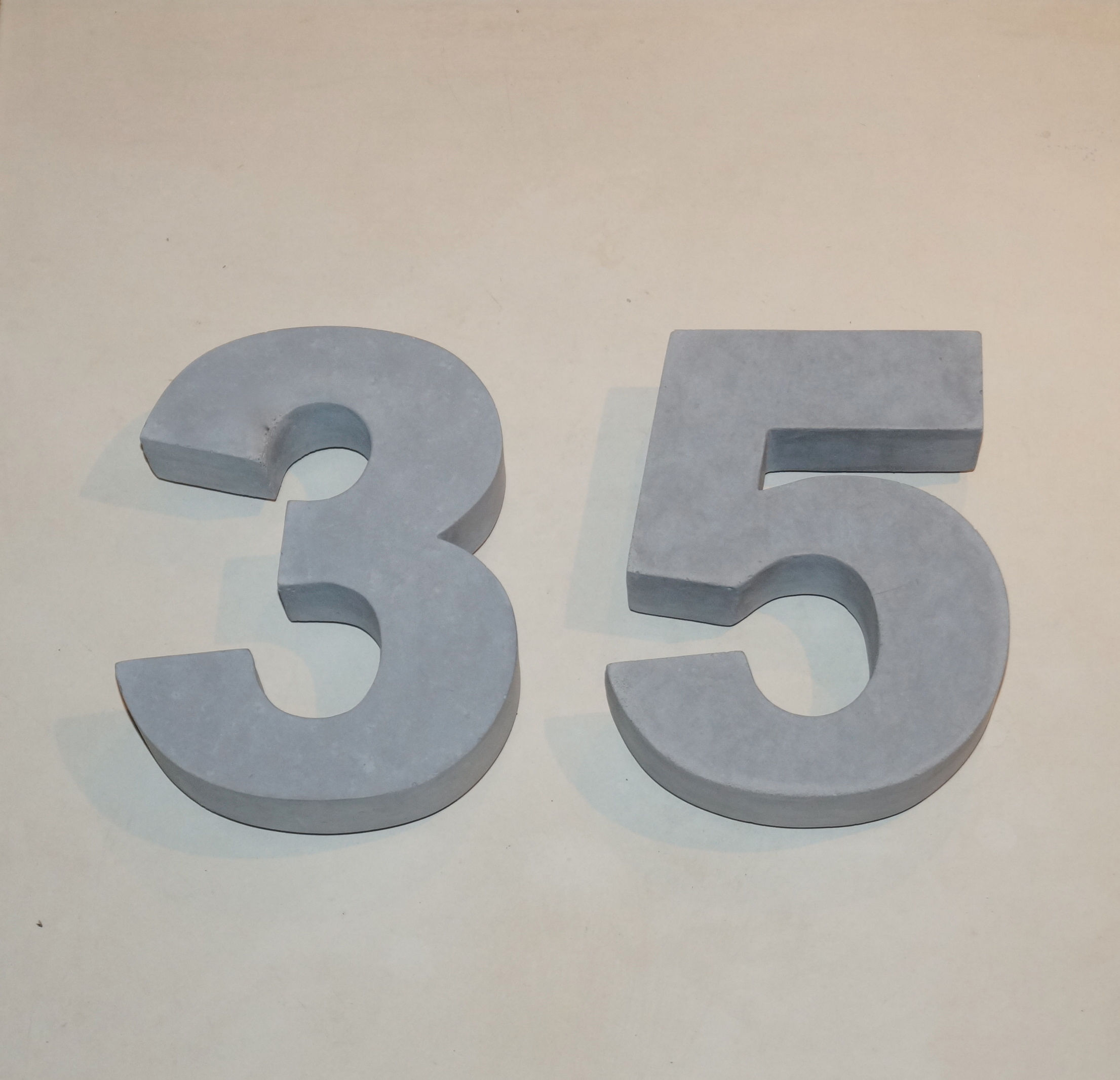 Hausnummer Beton (arial black)