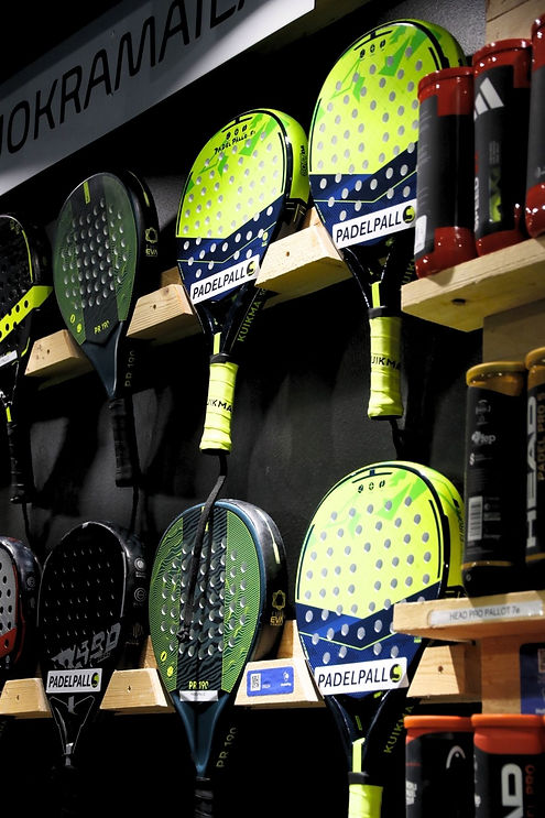 Padelmailat ja padelpallot saatavilla hallilta.jpg