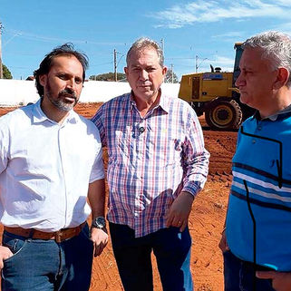 Prefeito e secretários fazem visita técnica às obras de expansão do Cemitério Municipal da Paz