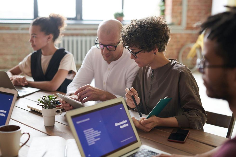 Eine Gruppe von Menschen, die an einer Sitzung eines Change-Management-