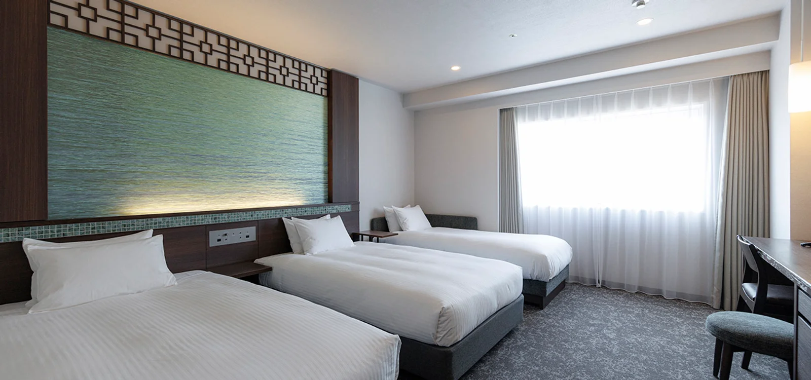 JR Kyushu Hotel Nagasaki Superior Twin room and luggage space