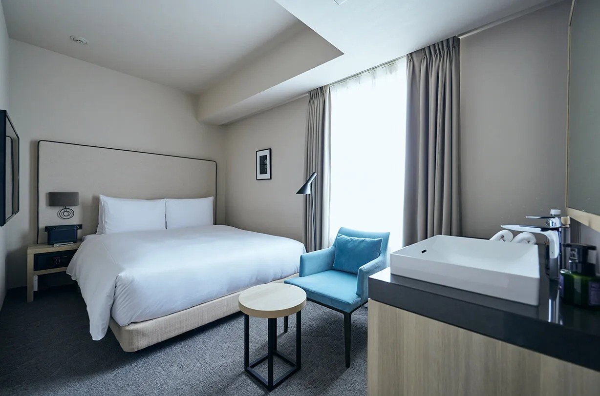 NOHGA HOTEL UENO TOKYO Double 18㎡ 객실 침대와 창가 좌석