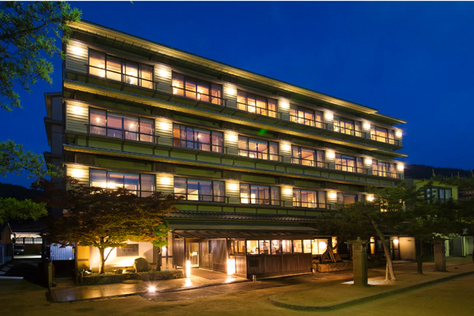 Exterior of Kinsuikan near Miyajima Omotesando