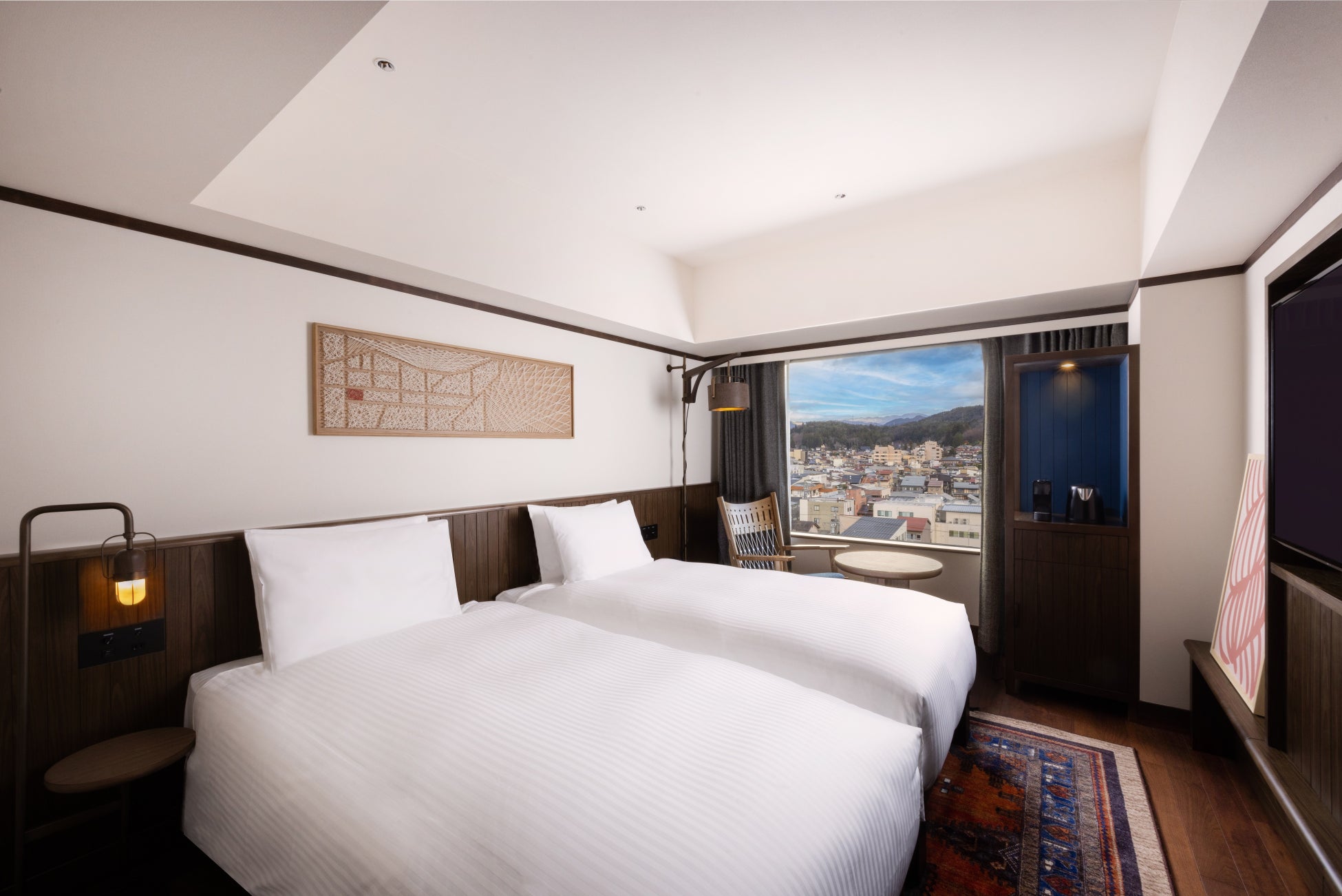 Mercure Hida Takayama 프리미엄 트윈 객실과 창가 휴식 공간