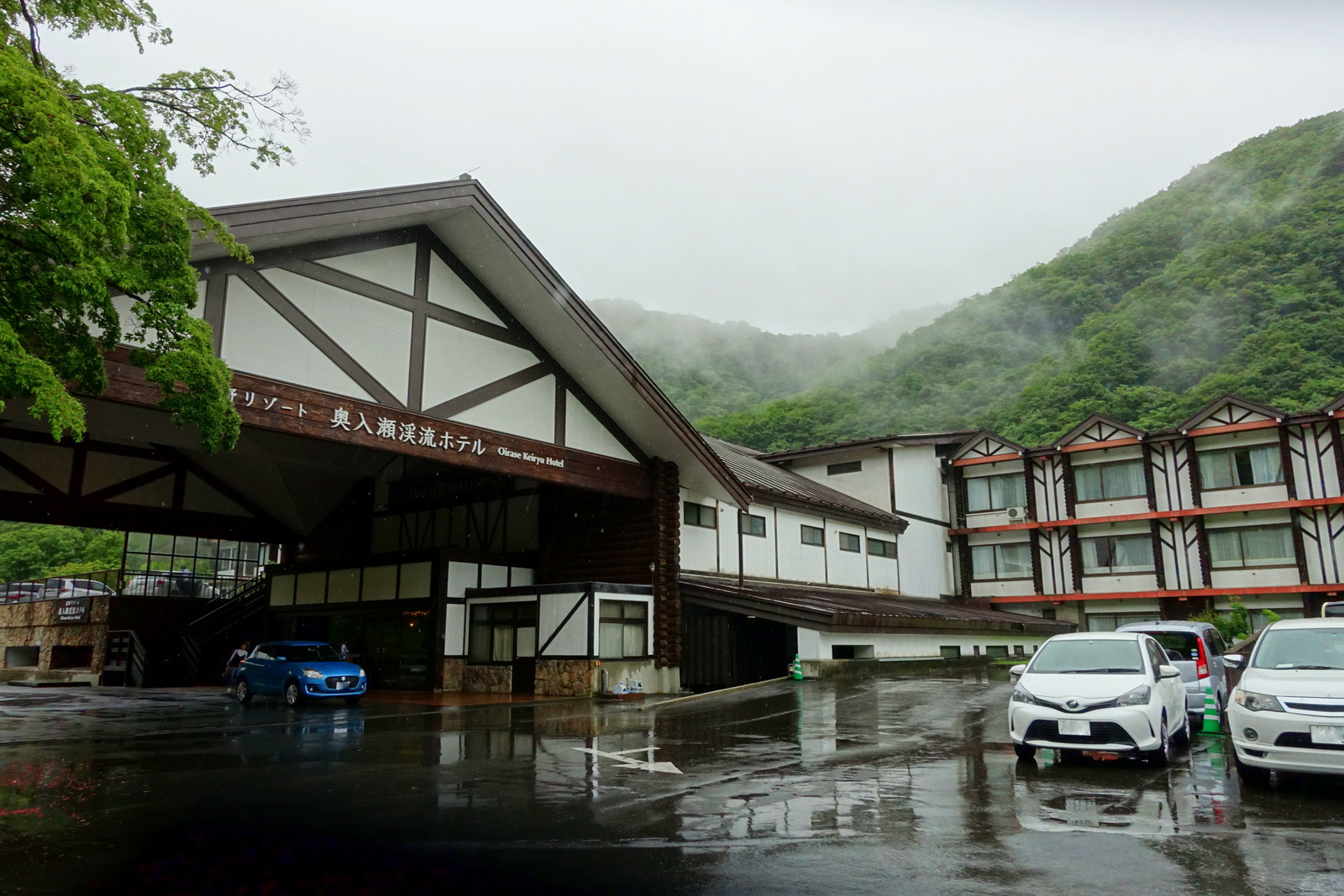 호시노 리조트 오이라세 계류 호텔 외관과 입구