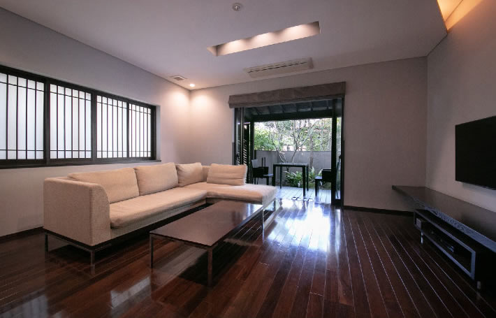 Living area, beds and Japanese interior of a detached guest cottage at Yufuin Bettei Itsuki
