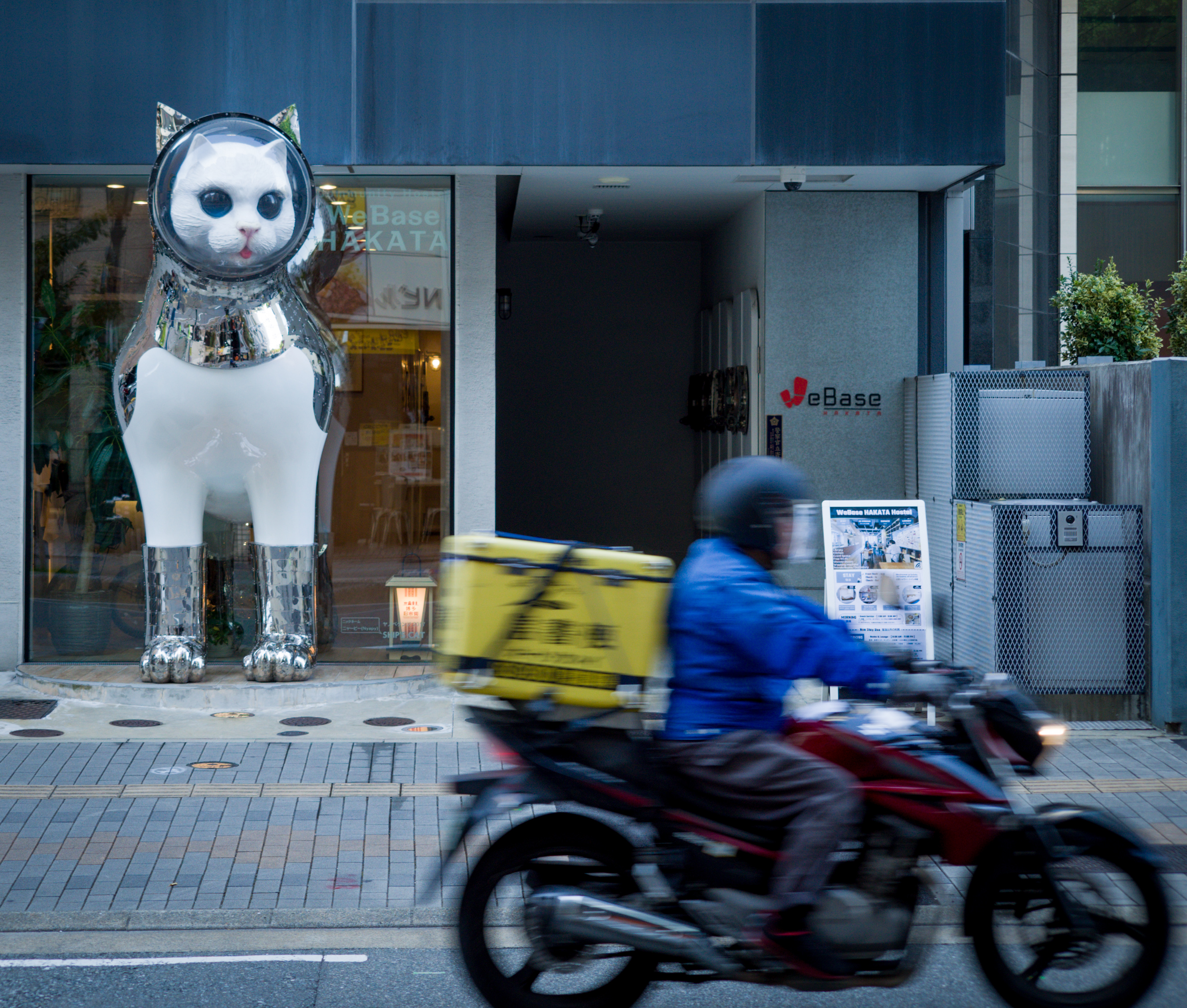 WeBase Hakata 공용 공간과 숙박 환경을 보여 주는 기존 이미지