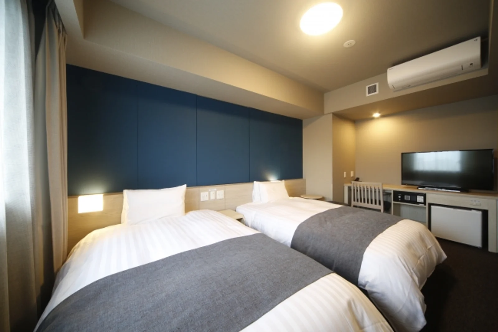 Dormy Inn Kochi 客房床型與室內空間