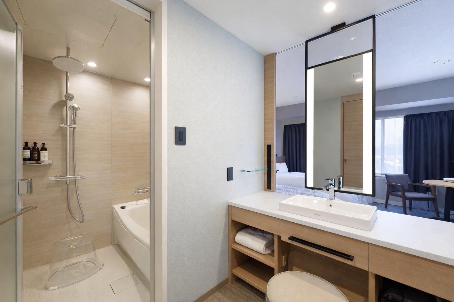 Hotel Granvia Okayama 객실 욕실의 욕조와 세면대