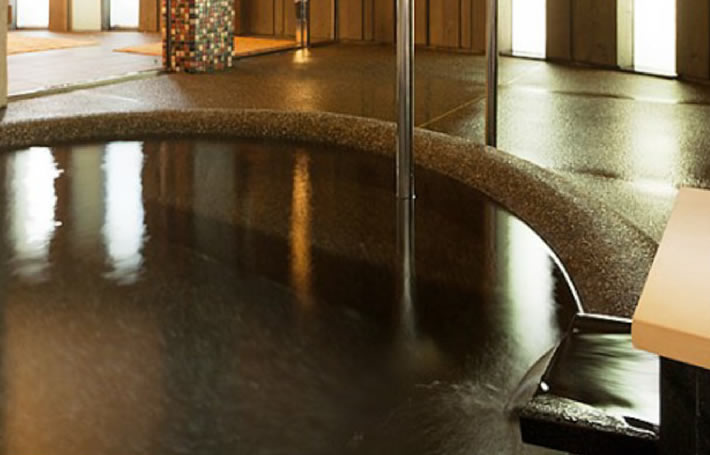 Private natural onsen bath and Japanese bathroom reserved for a cottage at Yufuin Bettei Itsuki