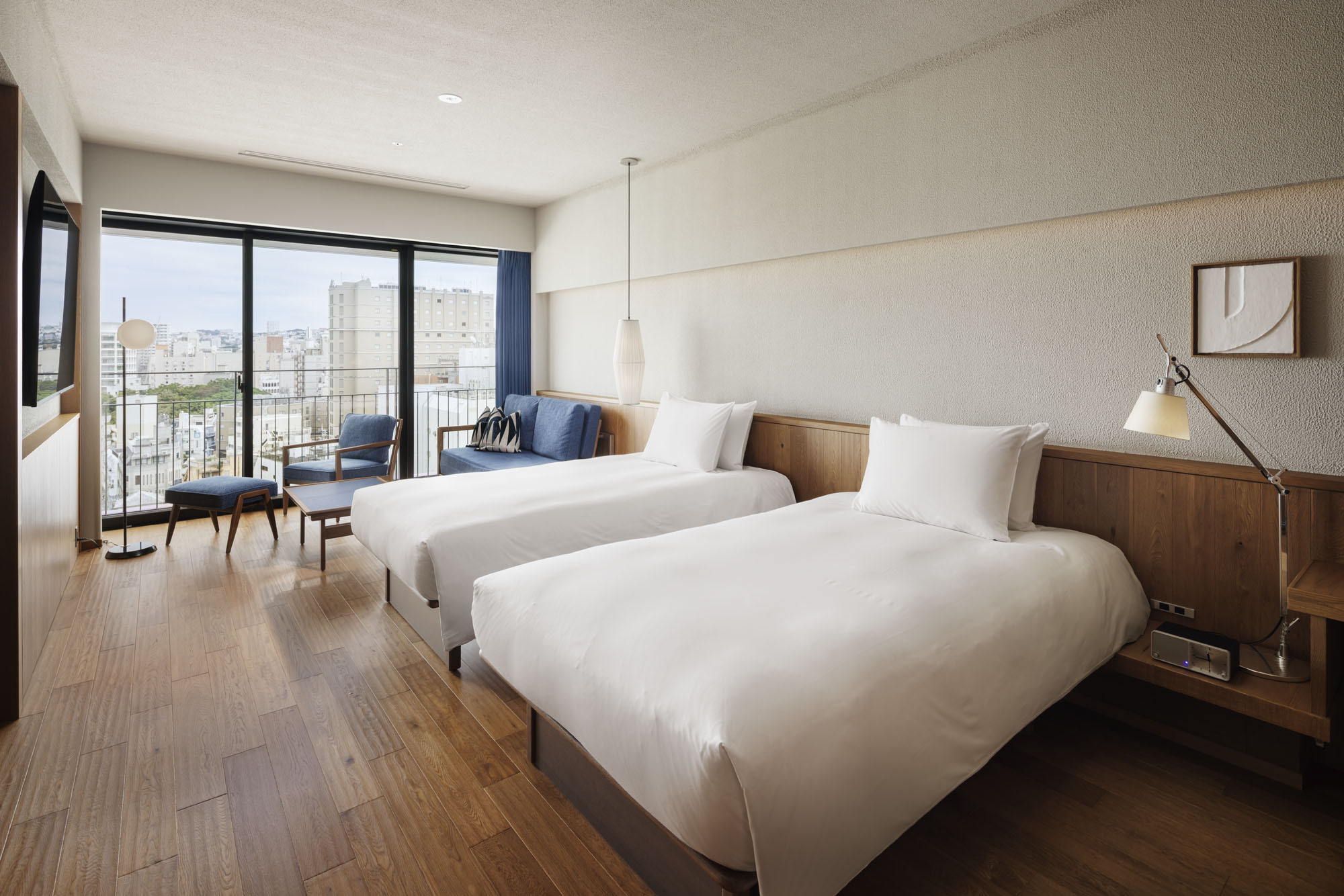 Southwest Grand Hotel 객실 침대와 창가 공간