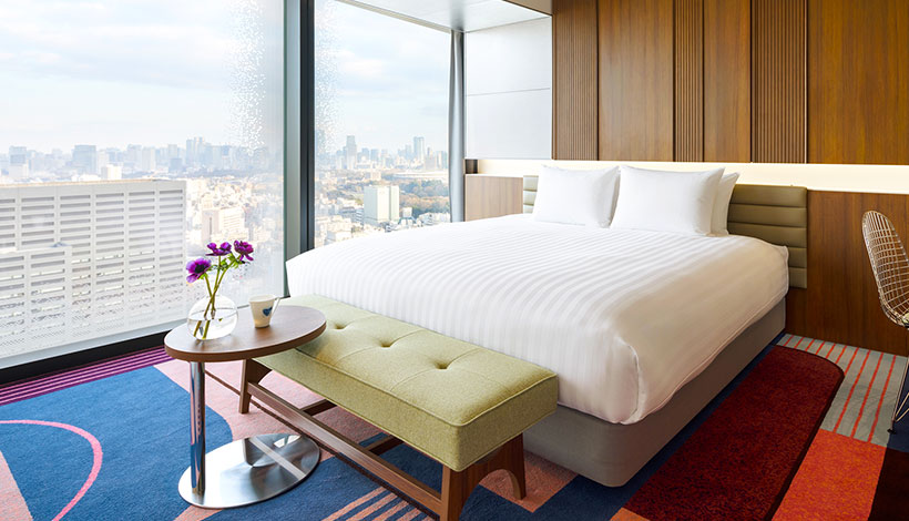 HOTEL GROOVE SHINJUKU Premier 객실의 고층 전망과 실내 공간