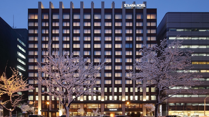 Solaria Nishitetsu Hotel Sapporo 정면 외관과 거리