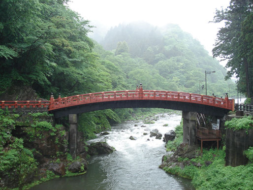 日光神橋與山林，日光與鬼怒川溫泉住宿基地比較封面