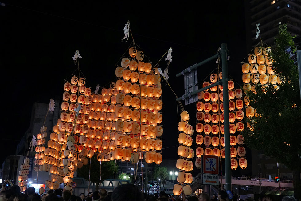 Akita Kanto night performance and roadside spectators showing seated versus free-viewing sightline trade-offs