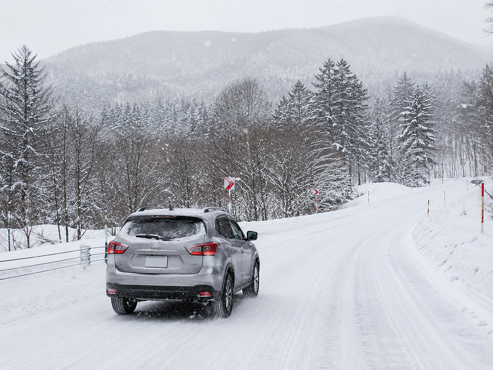 北海道冬季雪地道路自駕,車輛在積雪山路小心行駛