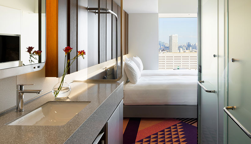 HOTEL GROOVE SHINJUKU Superior 객실의 침대와 창가 공간