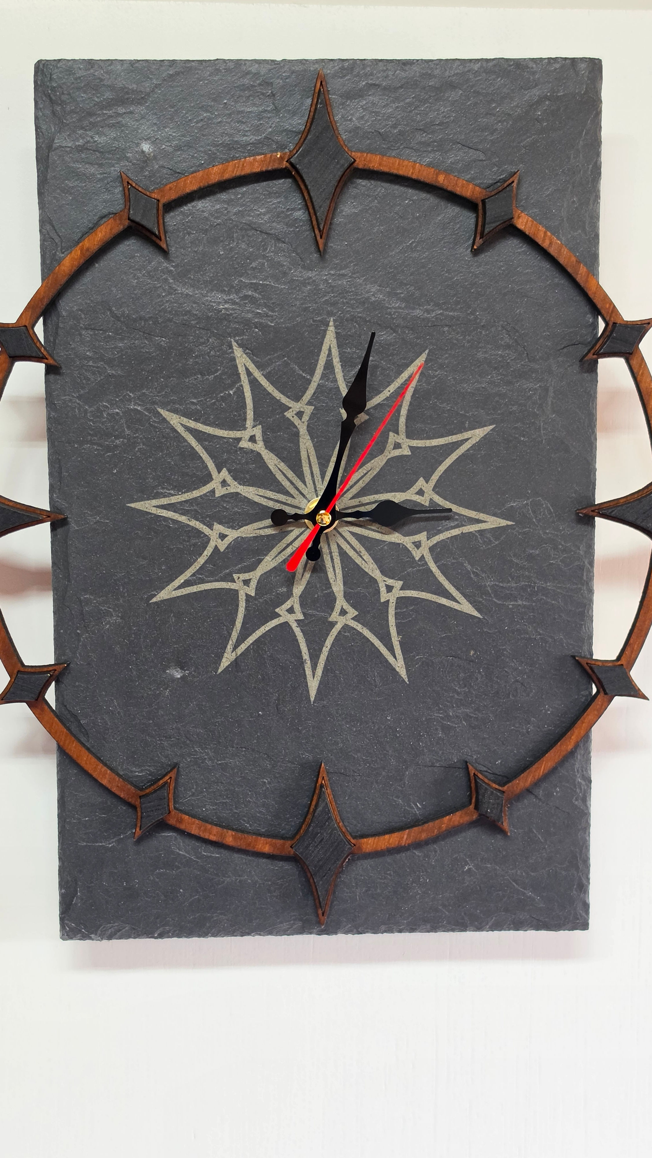 Horloge murale en ardoise et bois – Rosace gravée