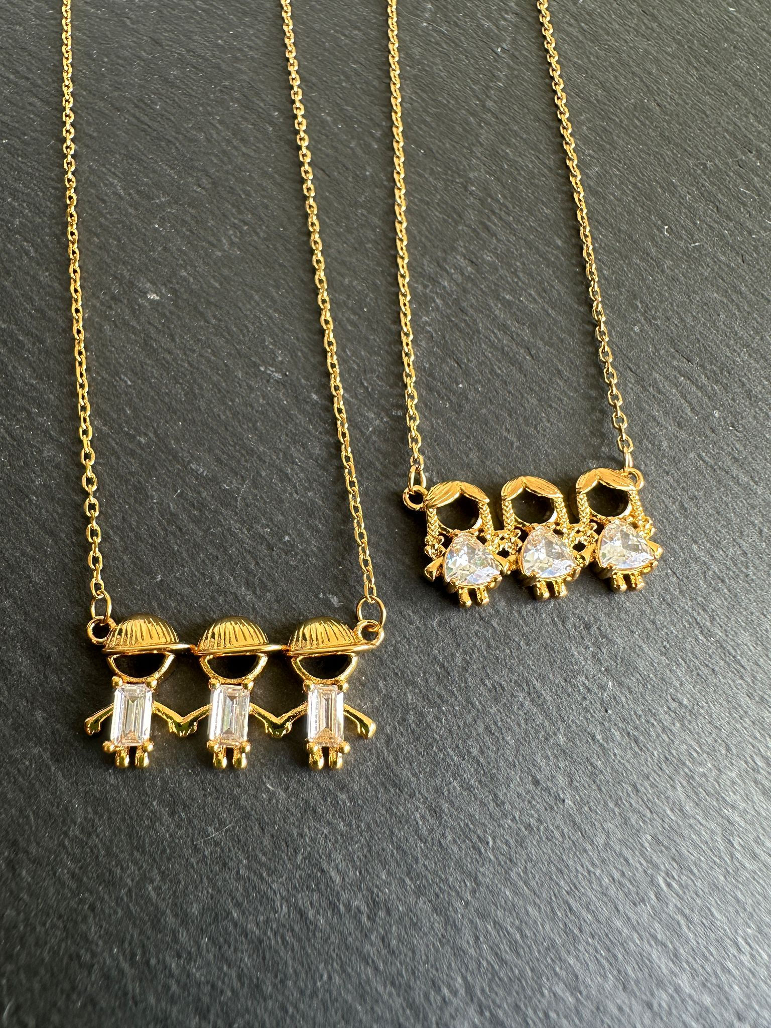 Colar em Aço Dourado com 3 Meninos ou 3 Meninas