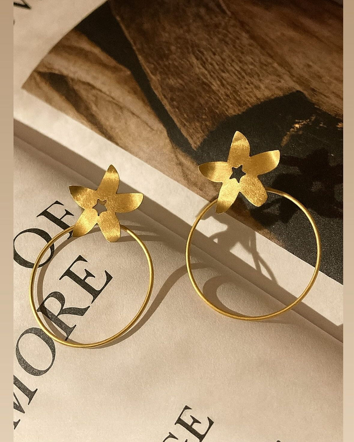 Brincos em Latão com Banho de Ouro Fosco