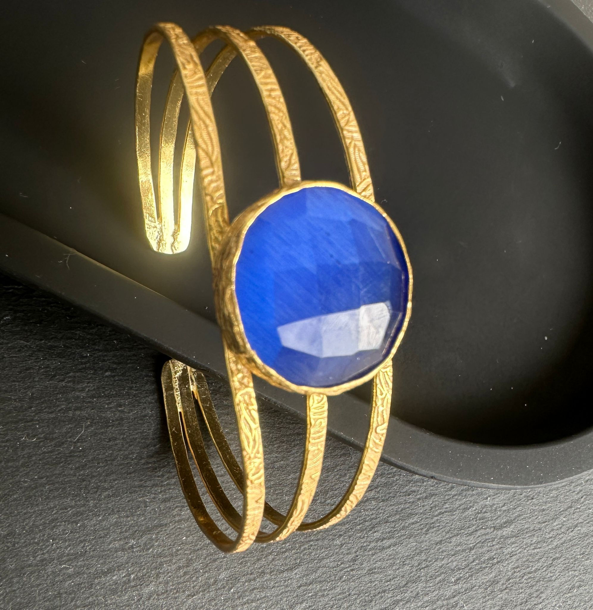 Pulseira Rígida Ajustável em Latão Banhado a Ouro com Pedra Natural Azul Royal
