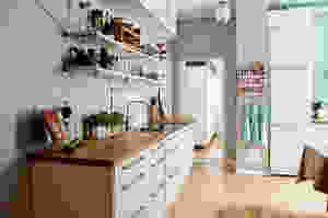 Cozinha clean com tons de madeira e bege