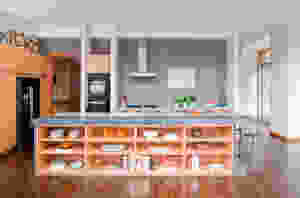 Cozinha com ilha central para pia.