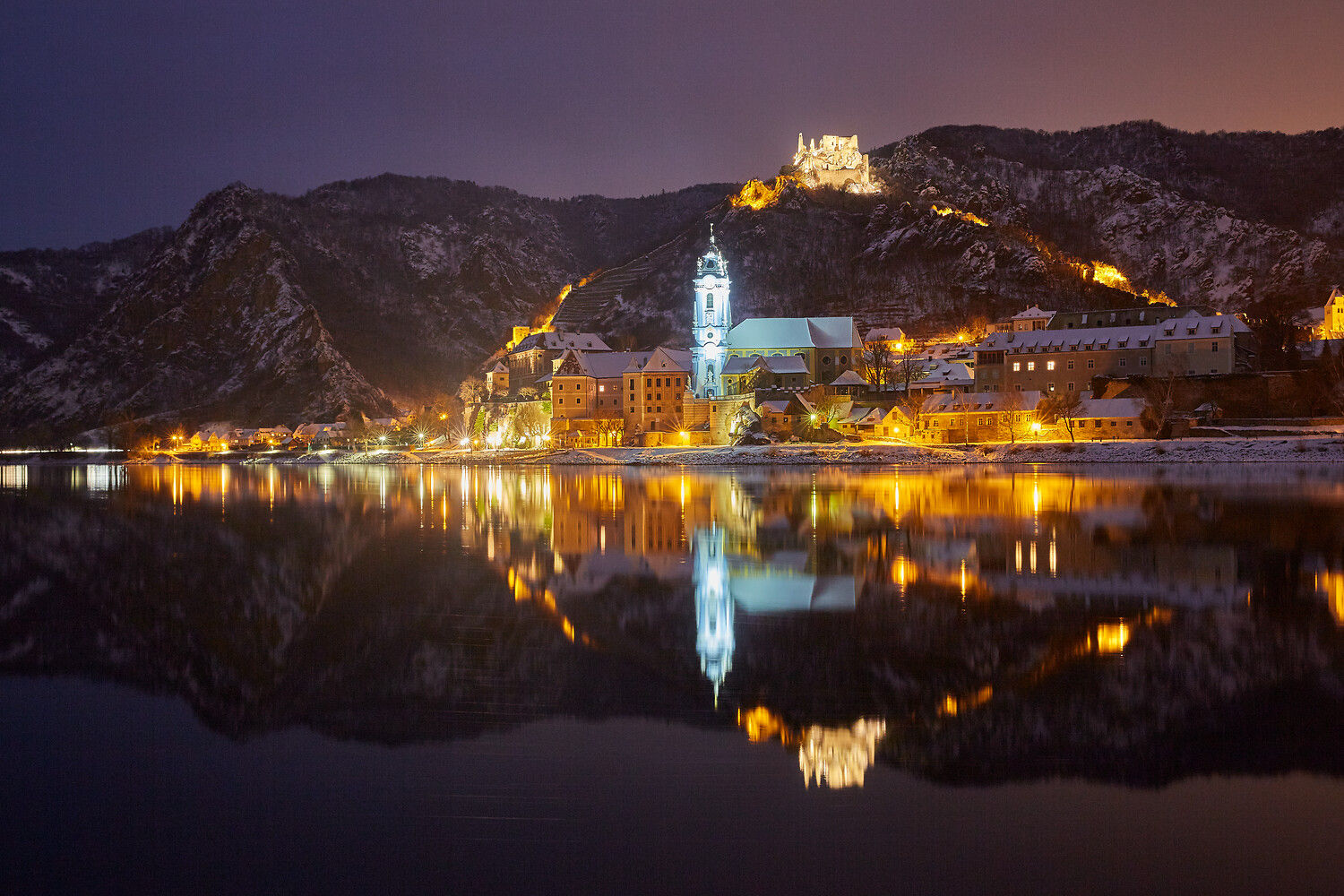 Wachau im Winter mit Donau beleuchtet