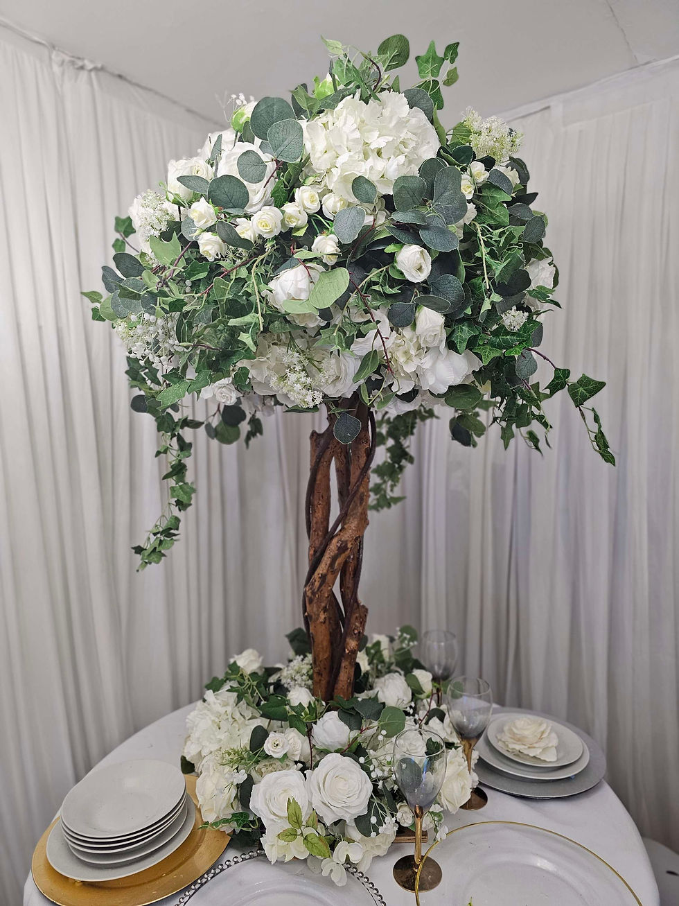 Thumbnail: Xl arrangements on tree trunks with floral ring