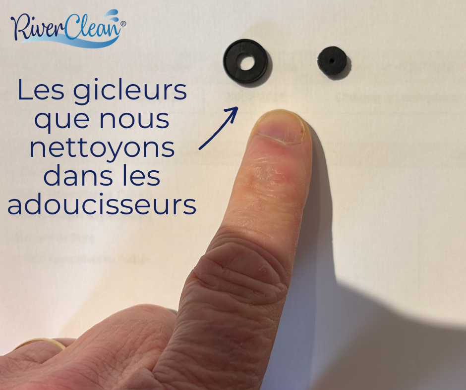 Petits exemples des gicleurs les plus communs des adoucisseurs que nous entretenons (avec en prime les mains de mon père pour illustrer à quel point ils sont petits 🤣)