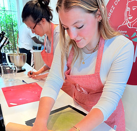Personne réalisant un atelier culinaire