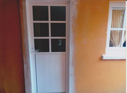 PUERTA ALUMINIO  RETICULADA Y DUELA