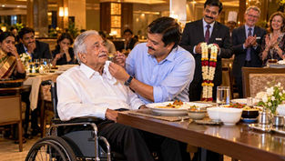 స్ట్రోక్తో బాధపడుతున్న వృద్ధ తండ్రికి హోటల్లో ప్రేమగా భోజనం తినిపిస్తున్న కొడుకు ప్రతాప్; చుట్టూ మానవత్వాన్ని గుర్తించిన హోటల్ మేనేజర్, అతిథులు.