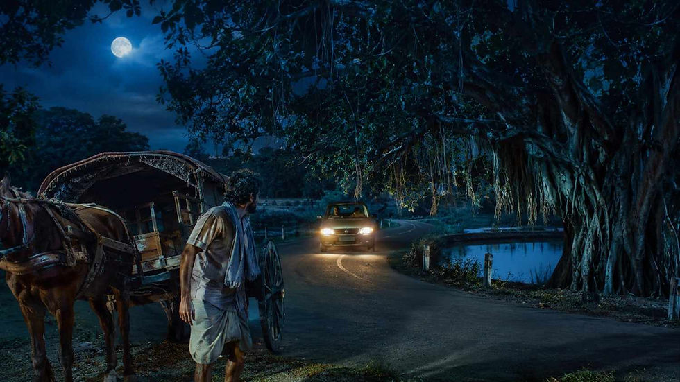 రాత్రి సమయంలో మర్రిచెట్టు దగ్గర జట్కా బండి, ఎదురుగా వస్తున్న రహస్యమైన కారు