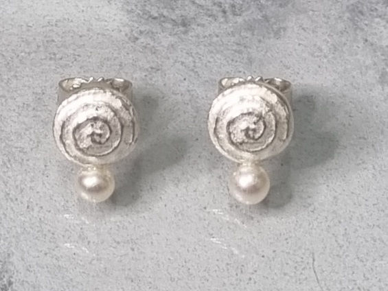 Miniaturbild: Ohrstecker aus 925er Silber 123,- , vergoldet mit Süßwasserperlen 147,-