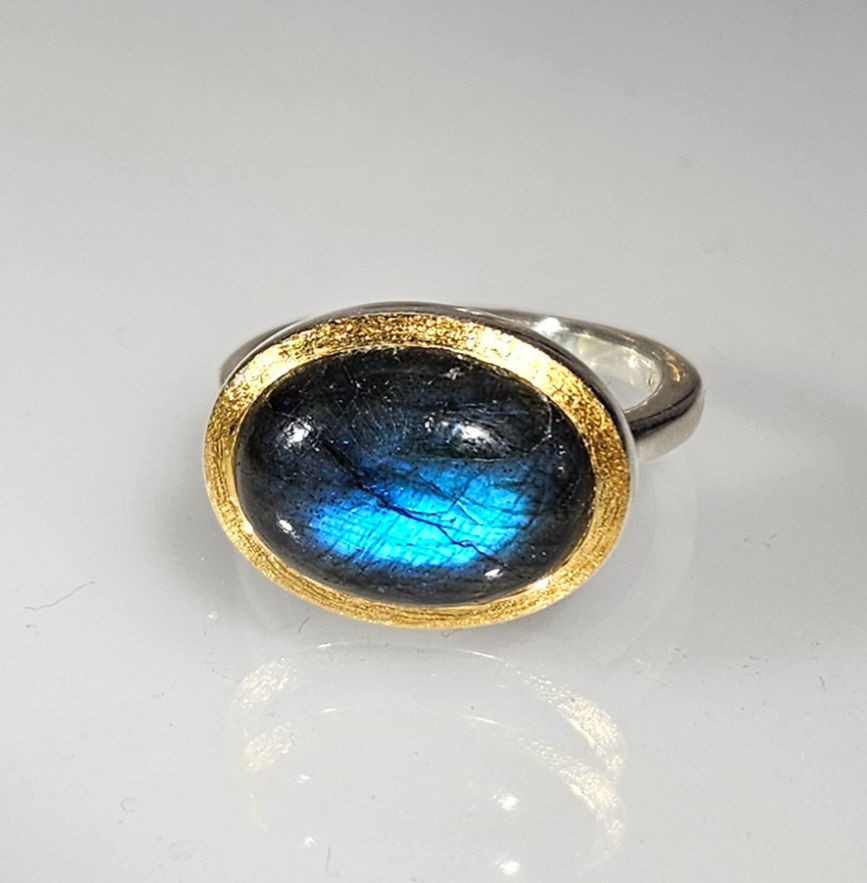 Miniaturbild: Ring aus 925er Silber, teilvergoldet, mit Labradorit oval