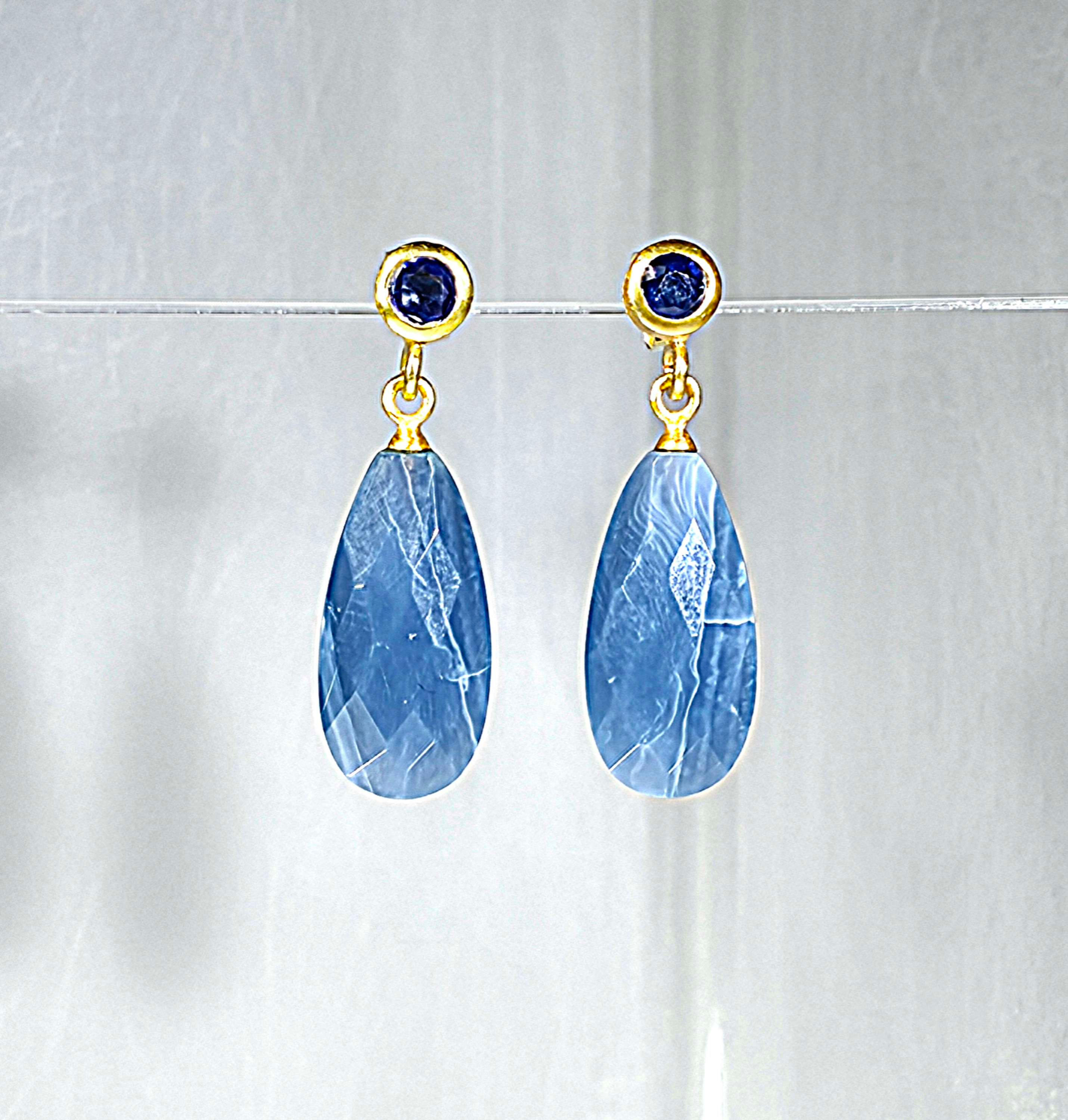 Ohrstecker aus 925er Silber golplattiert mit blauen Edelsteinen