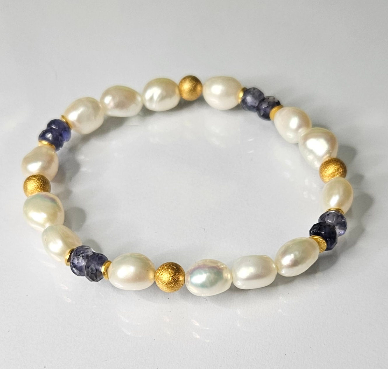 Armband mit Süßwasserperlen und Iolith