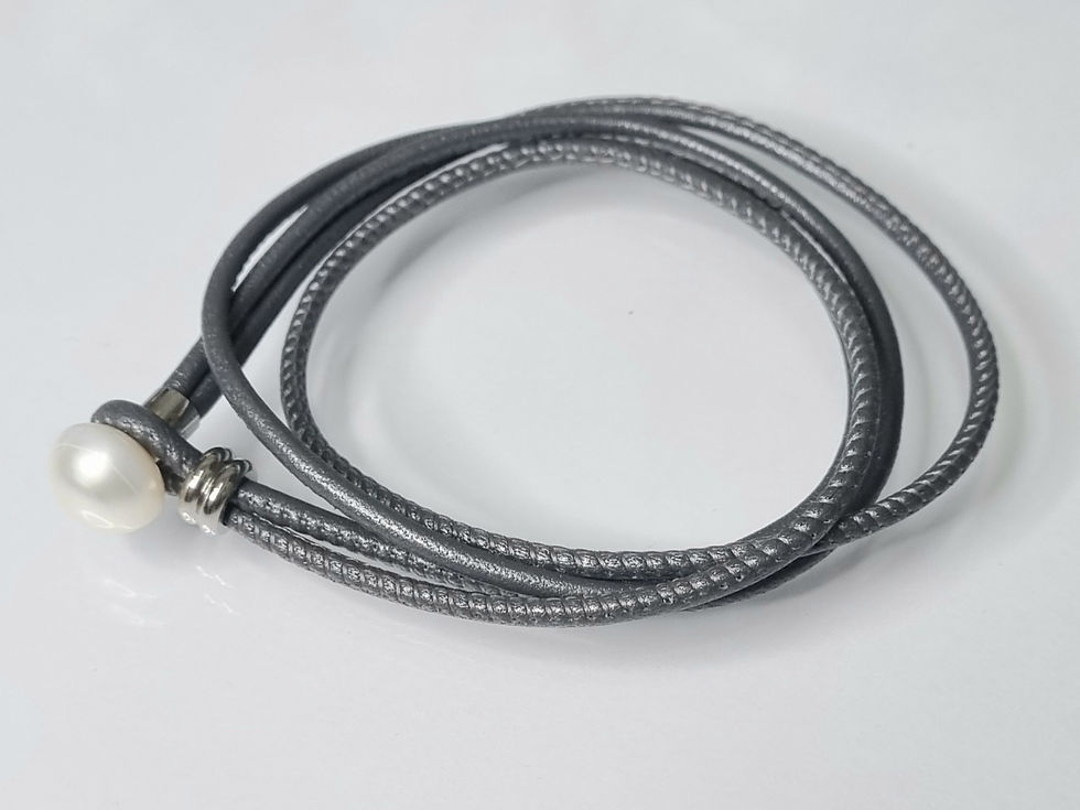 Miniaturbild: Armband aus Nappaleder mit einer Süßwasserperle. Stück 29,-€