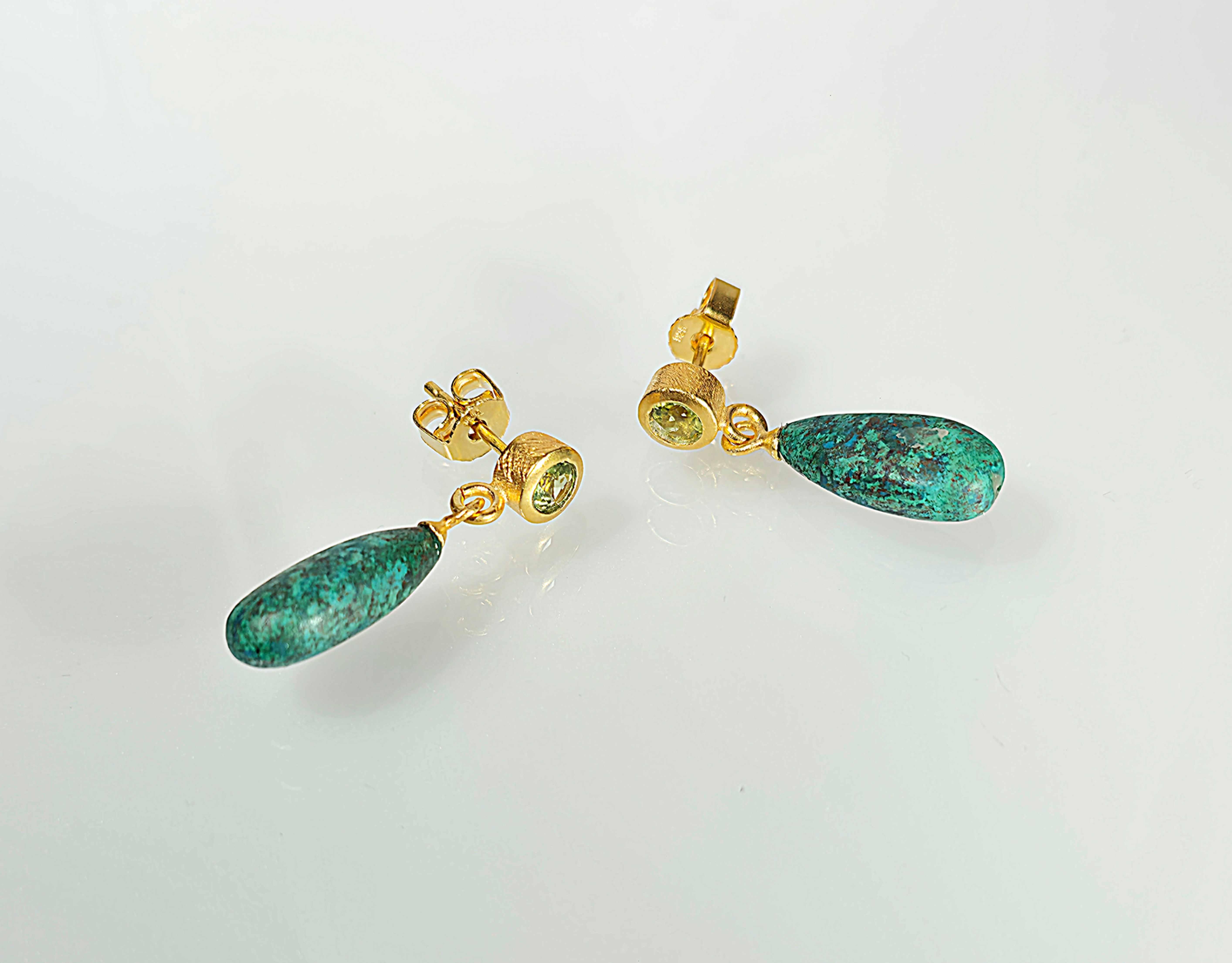 Ohrstecker aus 925er Silber goldplattiert mit grünen Edelsteinen