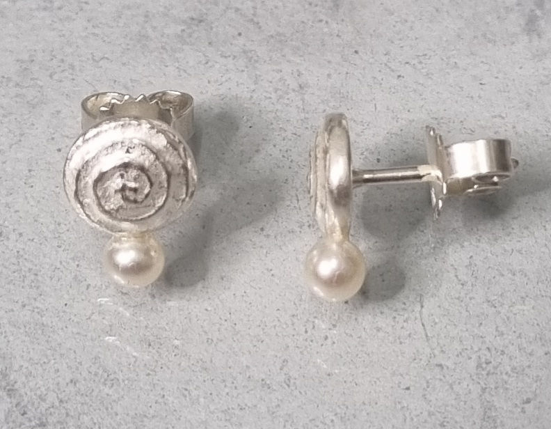 Miniaturbild: Ohrstecker aus 925er Silber 123,- , vergoldet mit Süßwasserperlen 147,-
