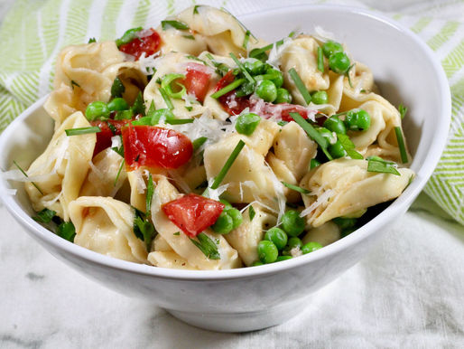 Tortellini Salad với cà chua và đậu Hà Lan