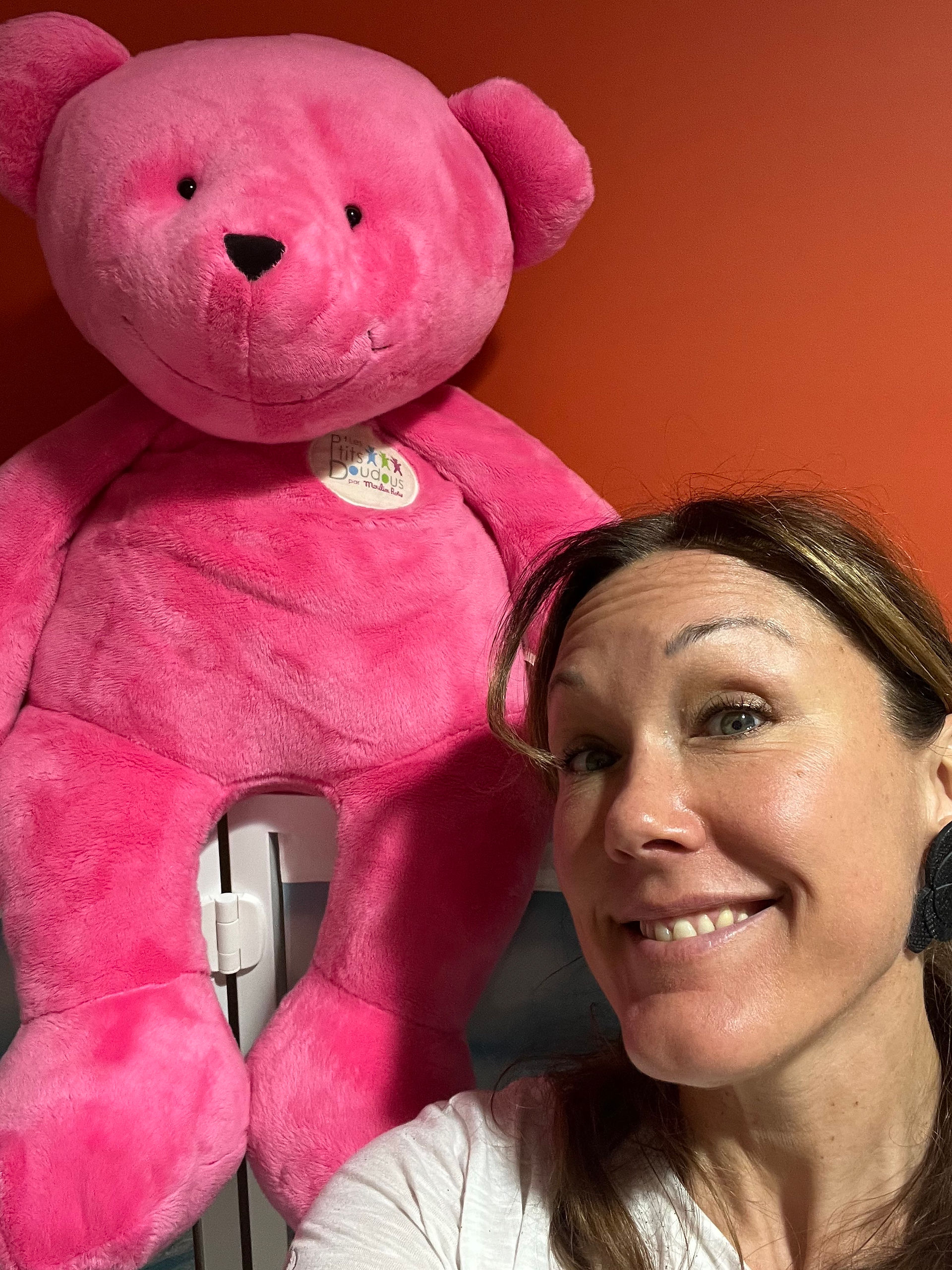 Sandrine en compagnie d'un beau nounours rose