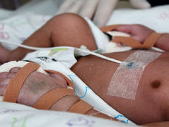 Família de bebê internado com meningite bacteriana pede apoio para custear estadia em Santa Maria