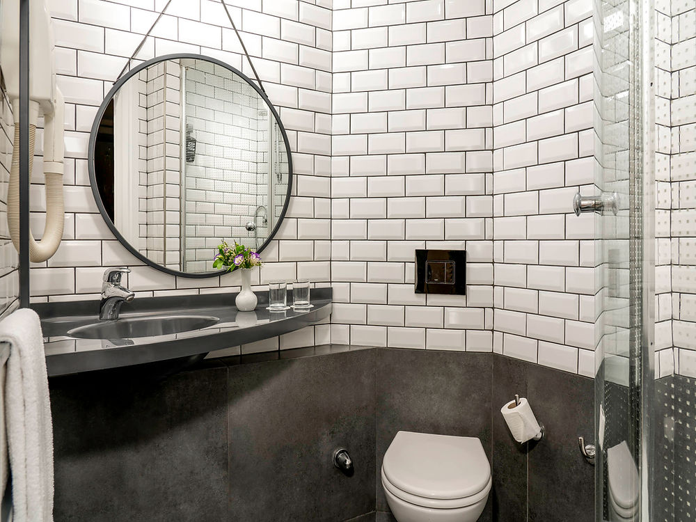 RNR Clinic Turkey modern banyo ve hijyenik lavabo alanı.