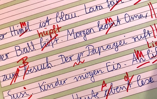 Diktat mit viel roter Tinte