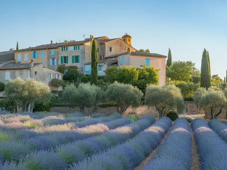 10 villages typiques de Provence à voir en 2026 (et comment les découvrir depuis le Relais Impérial)