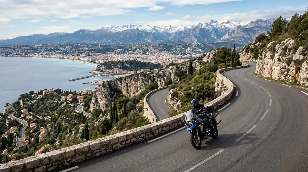 Motard sur route de montagne sinueuse, vue panoramique alpine, cols niçois au loin.