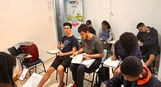 alunos estudando inglês
